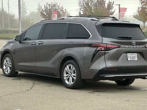 Used 2023 Toyota Sienna Platinum image 6
