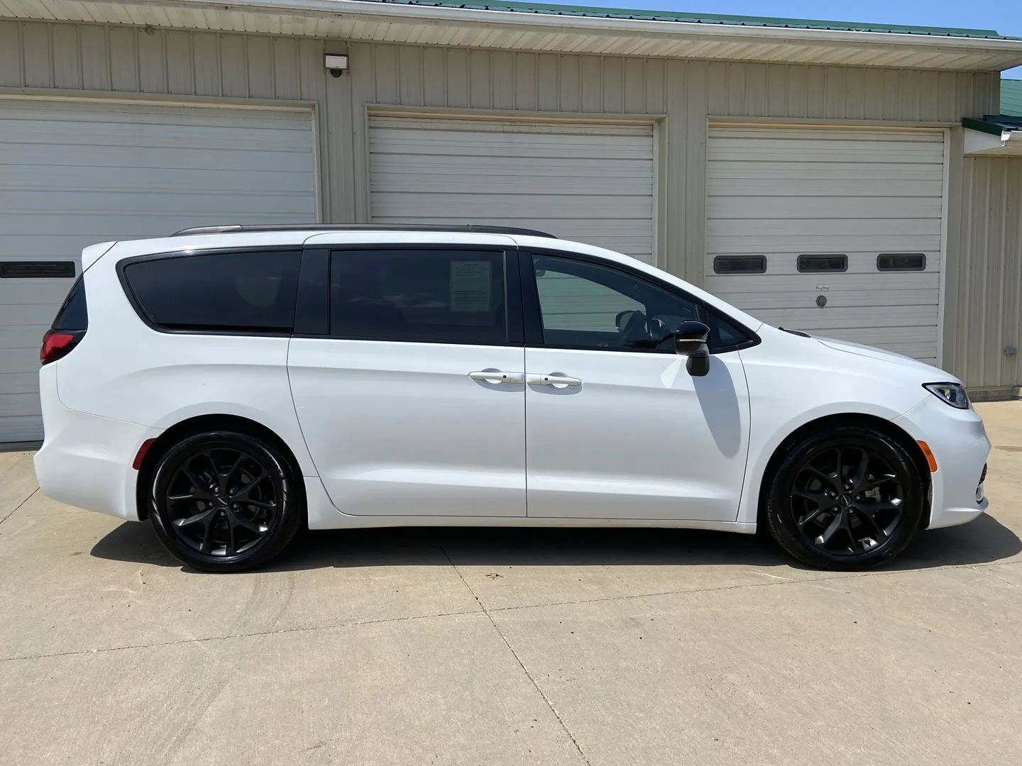 Used 2025 Chrysler Pacifica Limited FWD image 7