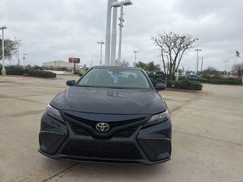 Used 2021 Toyota Camry SE image 2