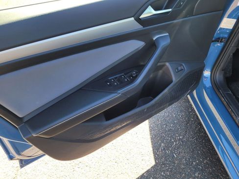 Used 2025 Volkswagen Jetta SE image 9