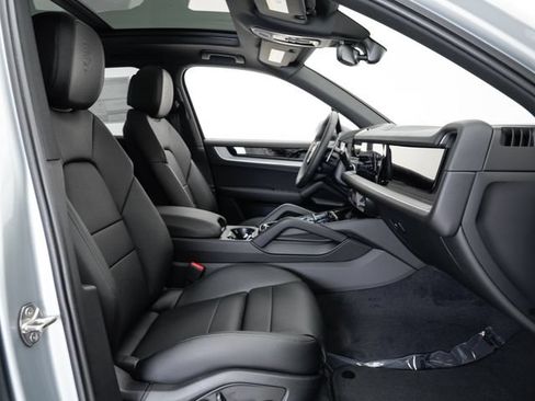 Certified 2025 Porsche Cayenne AWD/4WD image 22