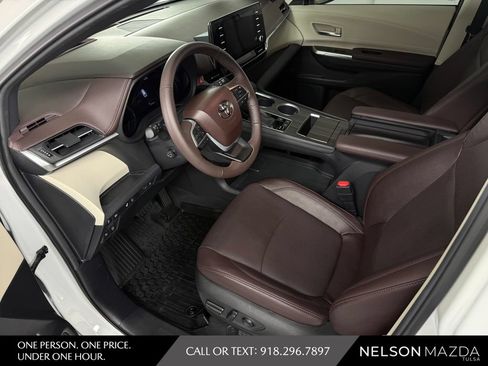 Used 2024 Toyota Sienna Platinum FWD image 17