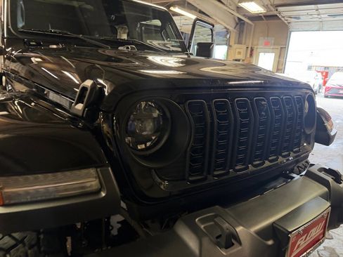 Used 2024 Jeep Wrangler Unlimited Sahara w/ Technology Group AWD/4WD image 28