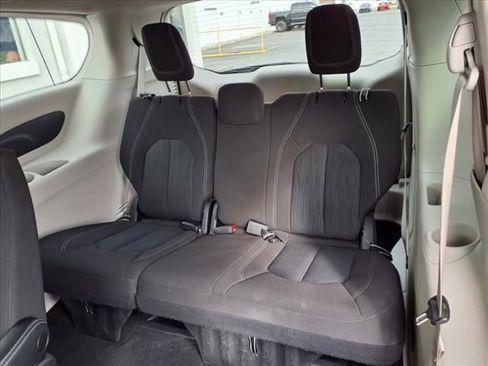 Used 2022 Chrysler Voyager LX image 15