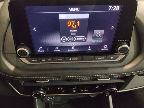 Used 2023 Nissan Rogue S FWD image 25