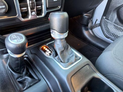 Used 2022 Jeep Wrangler Unlimited Sport image 17