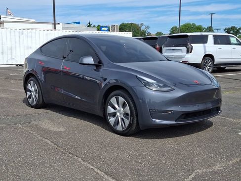 Used 2023 Tesla Model Y Long Range AWD/4WD image 1