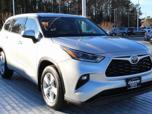 Used 2021 Toyota Highlander LE image 7