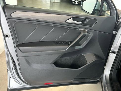 Used 2024 Volkswagen Tiguan SE w/ Panoramic Sunroof Package image 11