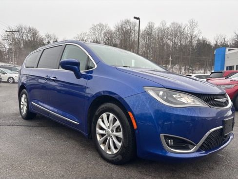 Used 2019 Chrysler Pacifica Touring-L w/ Advanced Safetytec Group image 4
