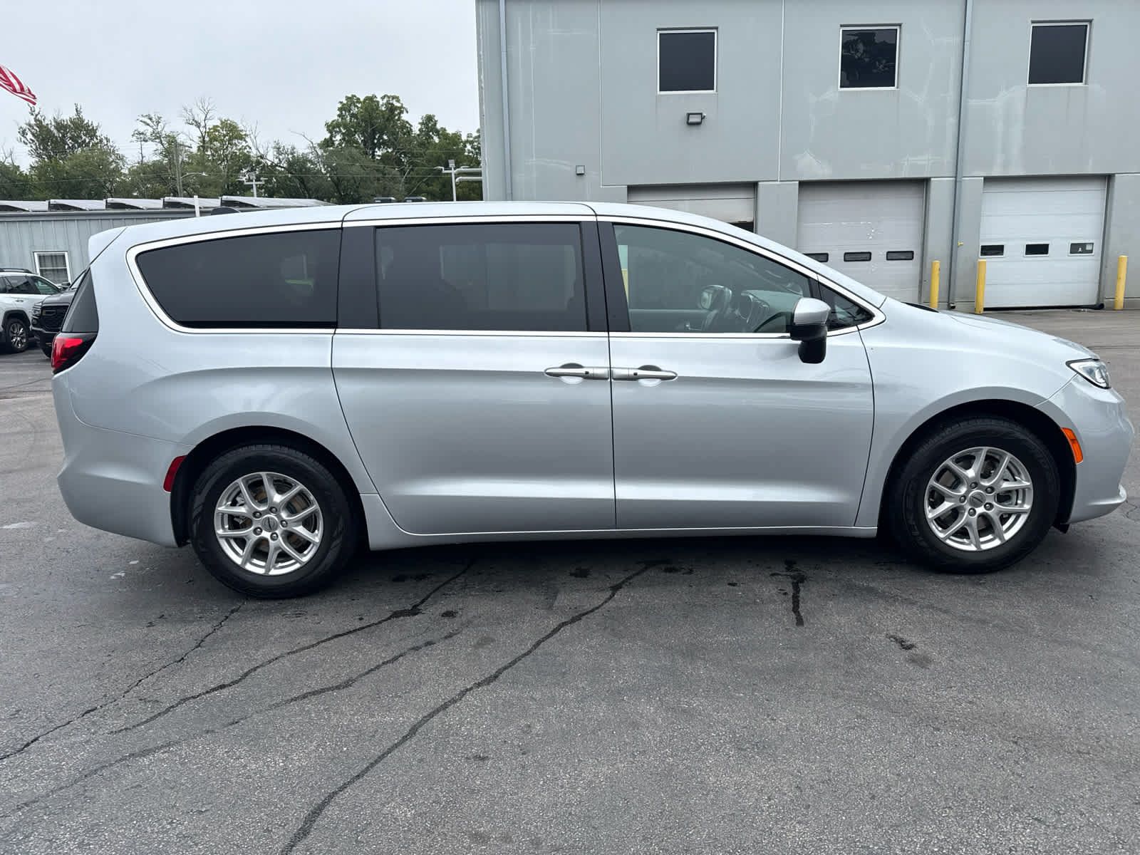 Used 2023 Chrysler Pacifica Touring FWD image 2