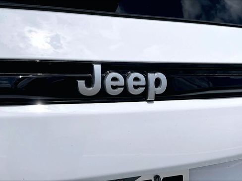 Used 2025 Jeep Grand Cherokee Laredo X RWD image 10