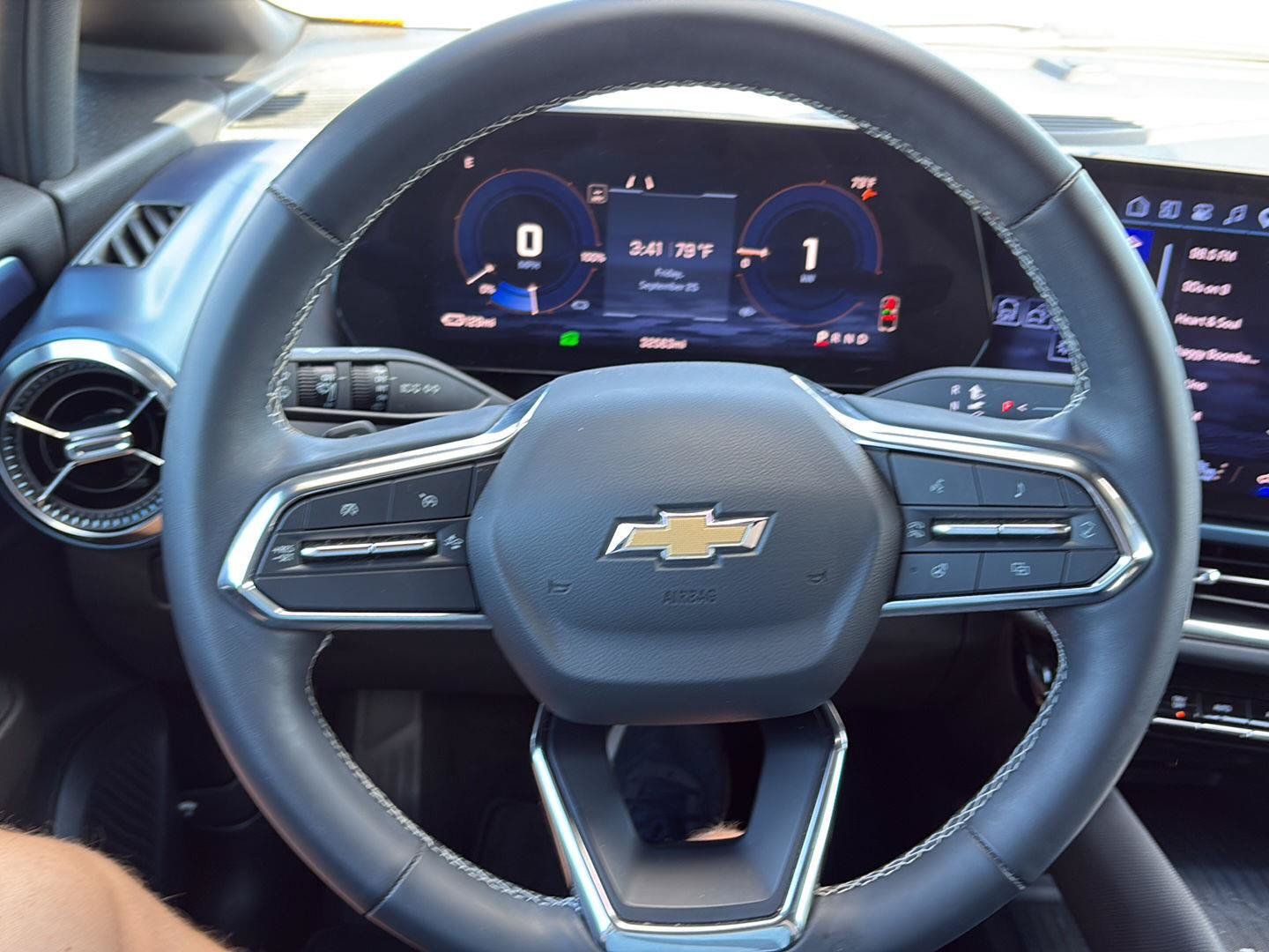 Used 2024 Chevrolet Equinox EV LT FWD image 9