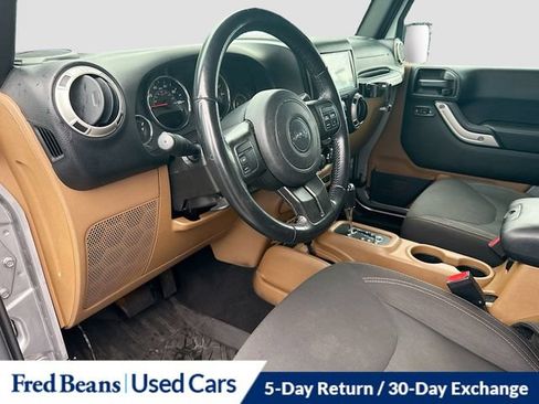 Used 2018 Jeep Wrangler Unlimited Sahara AWD/4WD image 13