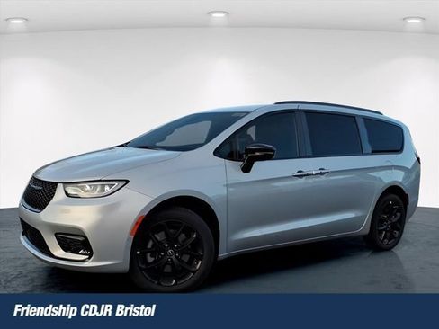 New 2026 Chrysler Pacifica Select AWD/4WD image 1