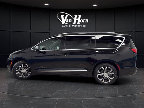 Used 2025 Chrysler Pacifica Pinnacle w/ Trailer Tow Group AWD/4WD image 4