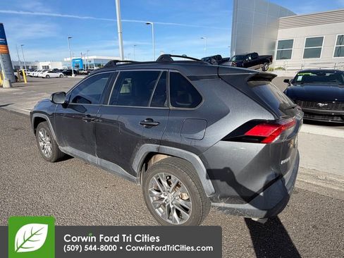 Used 2020 Toyota RAV4 XLE Premium image 8