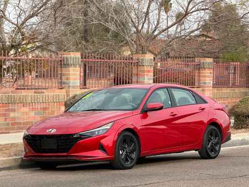 Used 2021 Hyundai Elantra SEL image 1