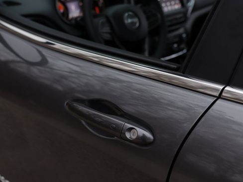 Used 2022 Jeep Cherokee Latitude Lux w/ Sun & Sound Group image 39