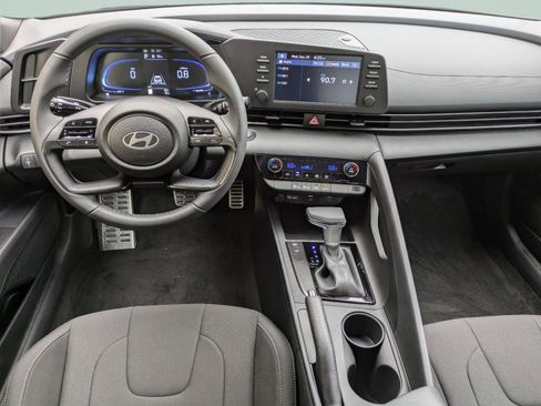 Certified 2025 Hyundai Elantra SEL FWD image 11