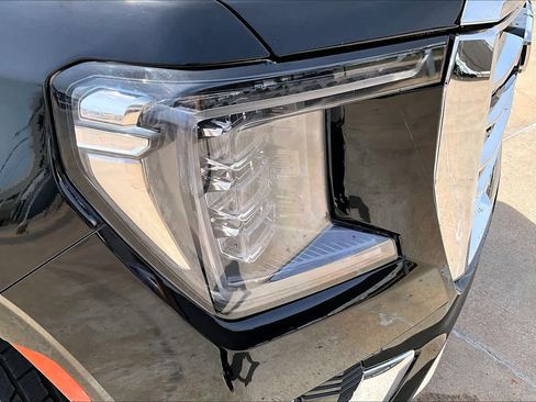 Used 2023 GMC Yukon XL SLT AWD/4WD image 28