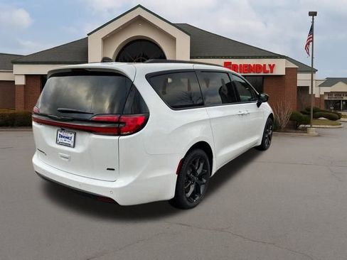 New 2026 Chrysler Pacifica Select image 3