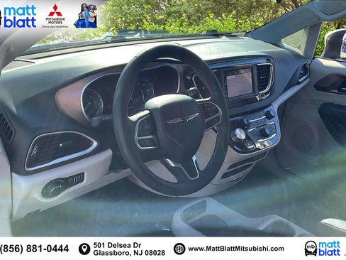 Used 2023 Chrysler Voyager LX image 15