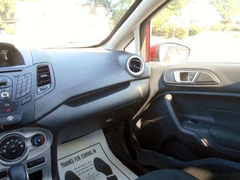 Used 2015 Ford Fiesta SE image 12