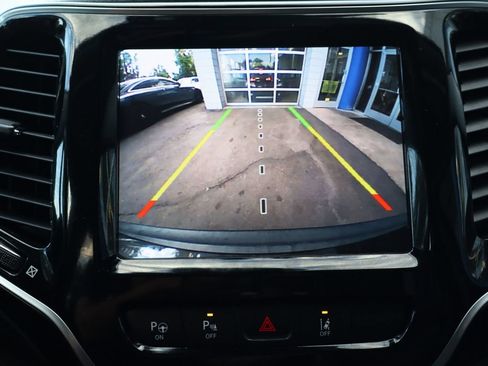 Used 2019 Jeep Cherokee Limited w/ Luxury Group AWD/4WD image 23