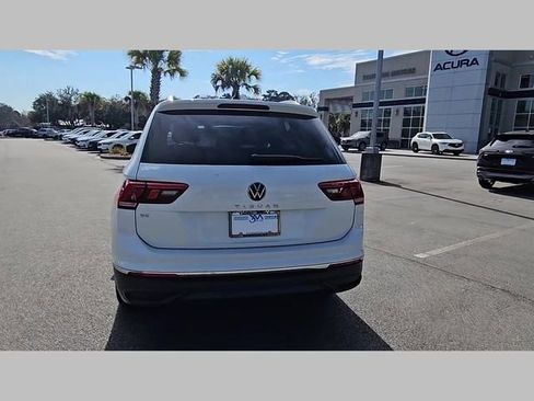 Used 2023 Volkswagen Tiguan SE w/ Panoramic Sunroof Package image 23