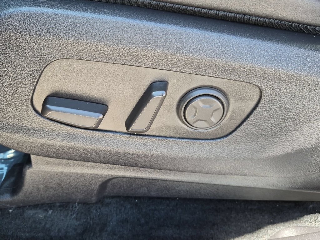 Used 2025 Kia Carnival FWD image 14