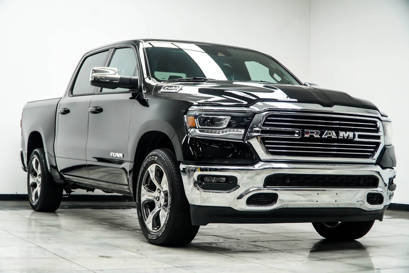 Used 2023 RAM 1500 Laramie AWD/4WD image 5