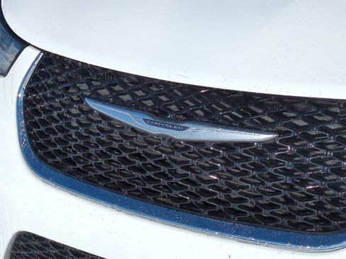 Used 2024 Chrysler Pacifica Touring-L image 4