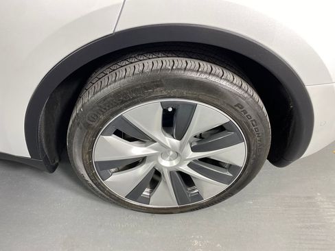 Used 2022 Tesla Model Y Long Range image 27