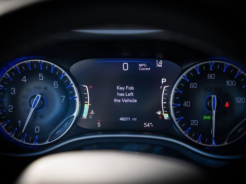 Used 2024 Chrysler Pacifica Touring-L image 38