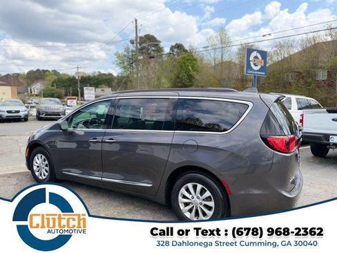 Used 2017 Chrysler Pacifica Touring-L image 11