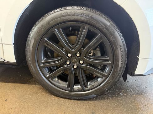 Used 2020 Ford Edge ST-Line w/ Cold Weather Package AWD/4WD image 31