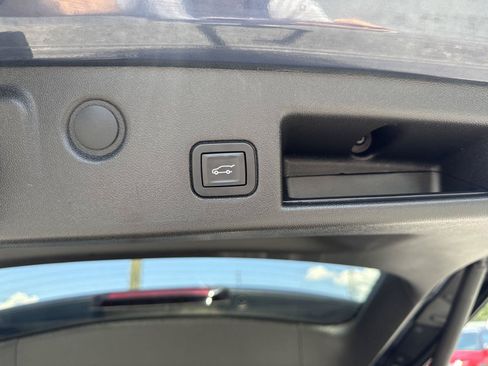 Used 2018 Chevrolet Equinox Premier FWD image 36