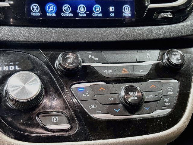 Used 2017 Chrysler Pacifica Touring-L FWD image 16
