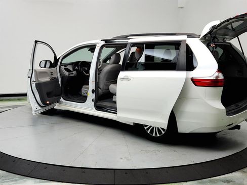 Used 2018 Toyota Sienna XLE image 12