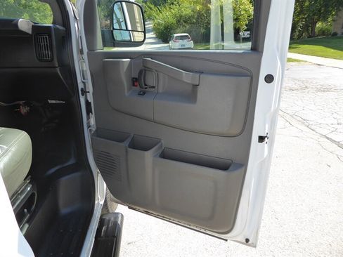 Used 2018 Chevrolet Express 3500 LS image 25