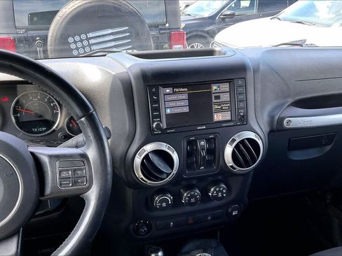 Used 2017 Jeep Wrangler Unlimited Sahara w/ Connectivity Group AWD/4WD image 15