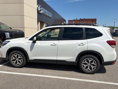 Used 2019 Subaru Forester Premium AWD/4WD image 4
