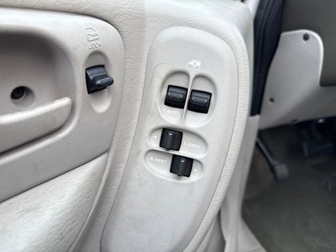 Used 2005 Chrysler Town & Country Touring image 20