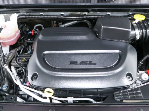 Used 2024 Chrysler Pacifica Touring-L FWD image 31