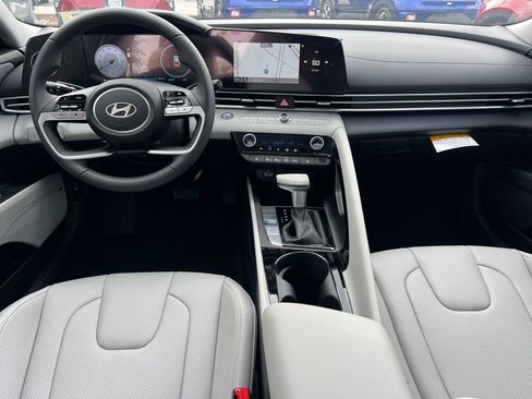 Certified 2025 Hyundai Elantra Limited FWD image 22