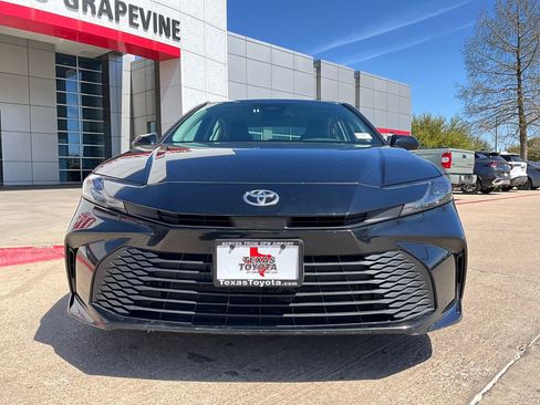 Used 2025 Toyota Camry LE image 3