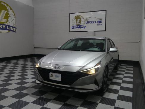 Used 2022 Hyundai Elantra SEL w/ Convenience Package FWD image 4