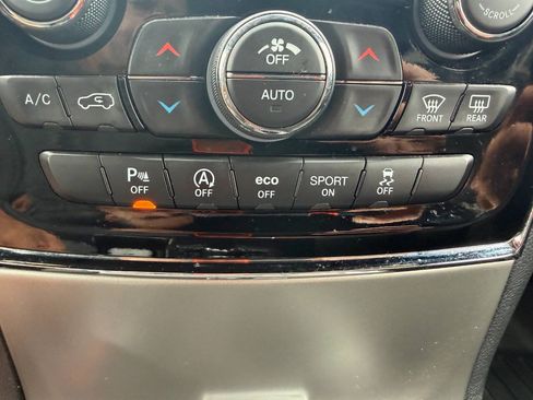 Used 2020 Jeep Grand Cherokee Limited w/ Luxury Group II AWD/4WD image 24