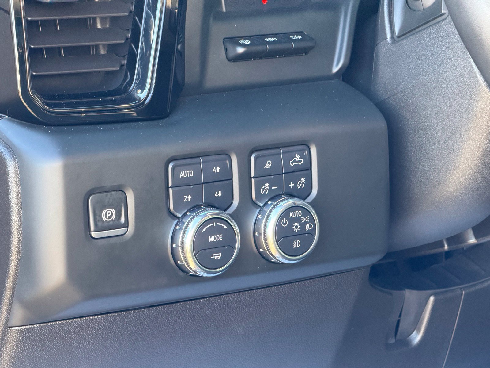 Used 2024 GMC Sierra 2500 AT4 w/ Technology Package AWD/4WD image 18